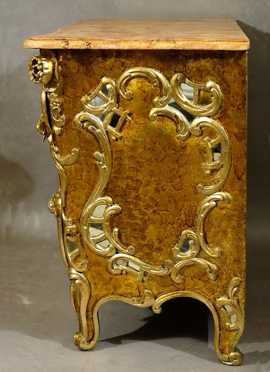 Commode en sarcophage rococo laquée et dorée de côté